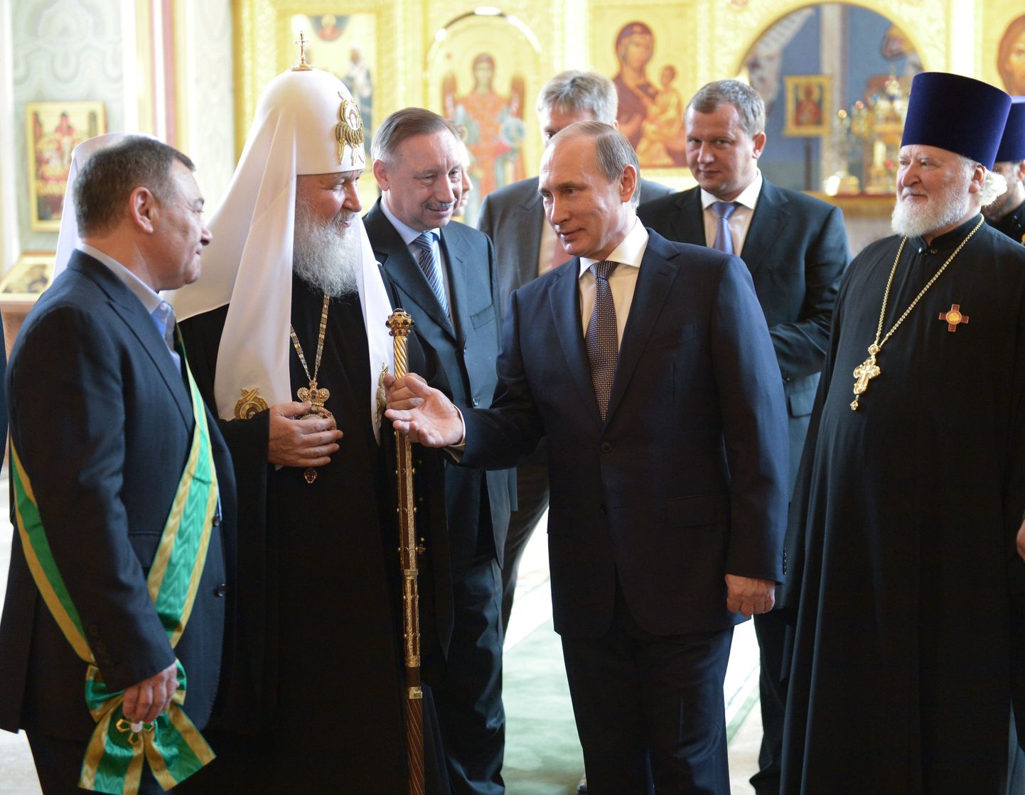 Venemaa president Vladimir Putin külastamas Moskva Püha Vladimiri kirikut. Vasakult esimene Arkadi Rotenberg, üks presidendi sõpradest miljardärvendadest.