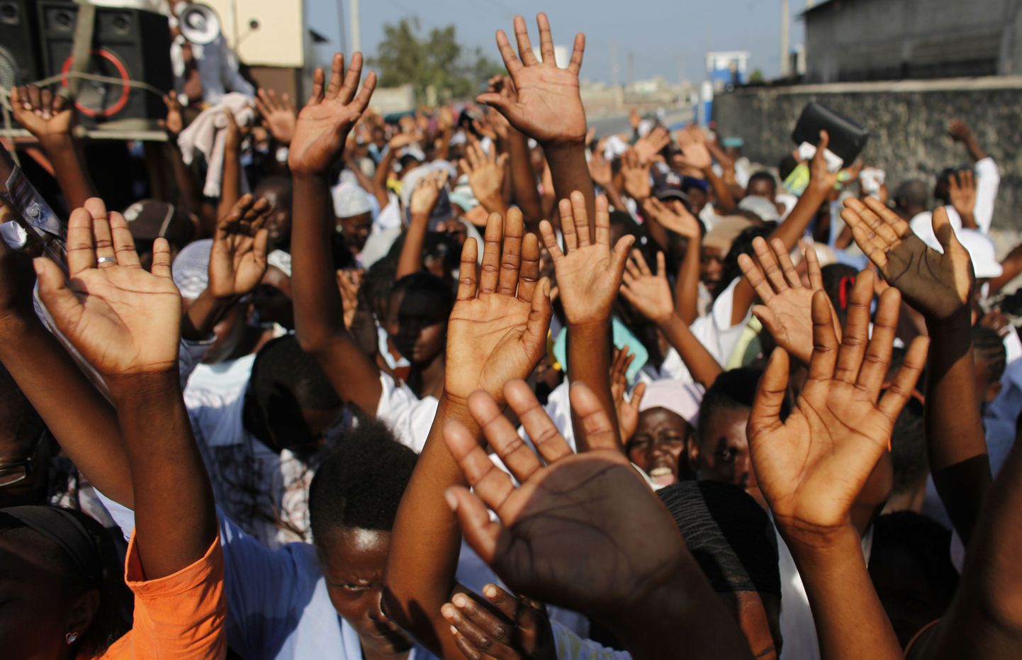 Haitilased pealinnas Port-au-Prince'is maavärinaohvrite eest palvetamas.