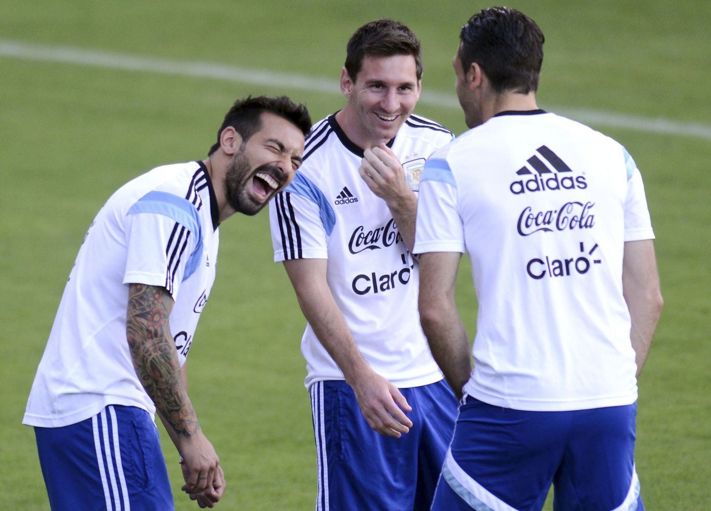 Ezequiel Lavezzi (vasakul), Lionel Messi ja Fernando Gago.