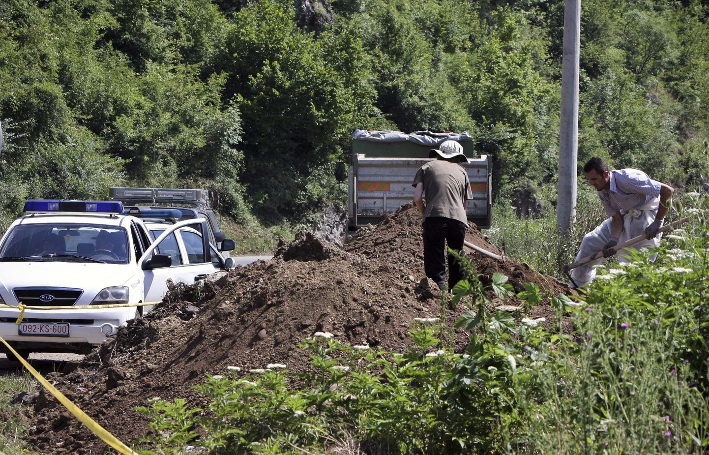 Eksperdid uurivad massihauda Kosovos.