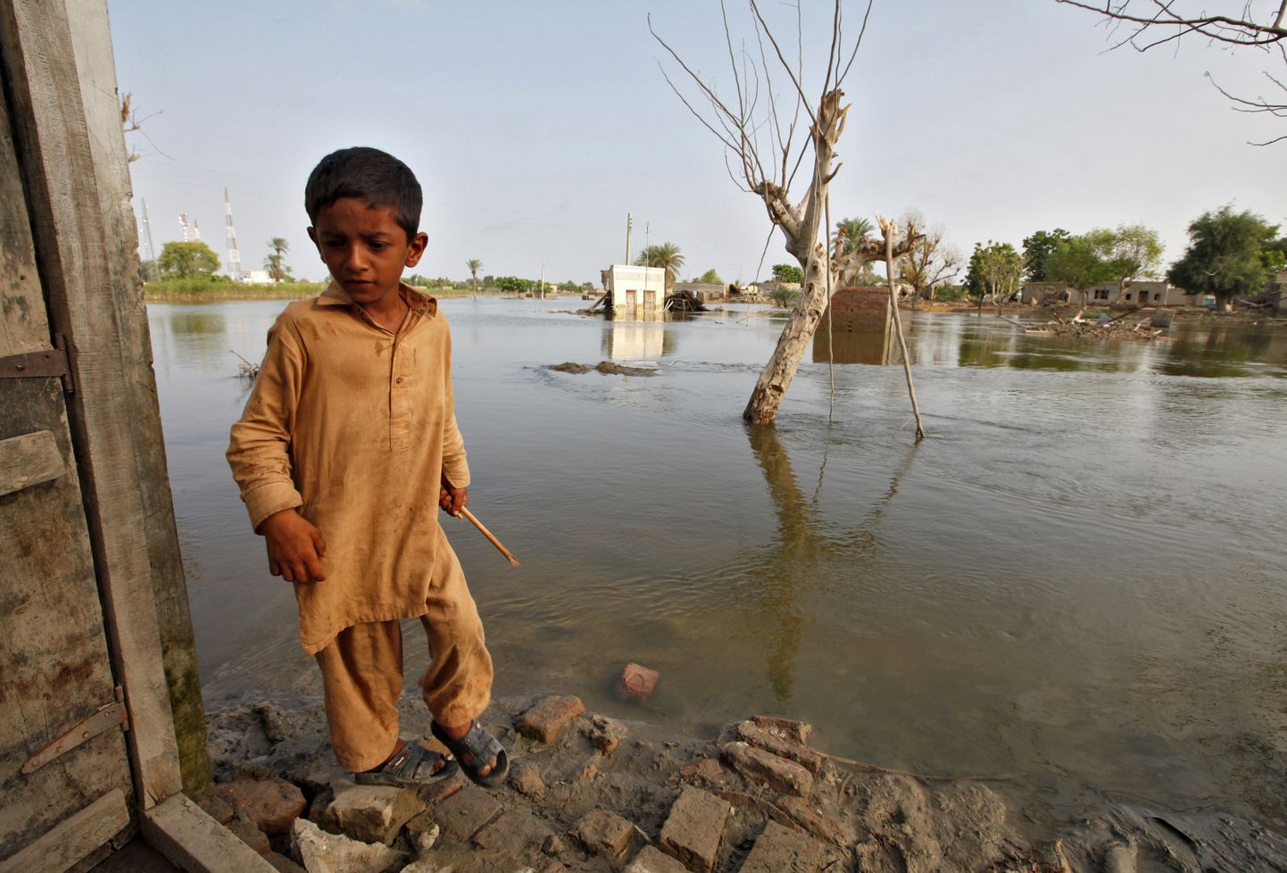 Pakistani poiss üleujutuste tagajärjel hävinenud kodus.