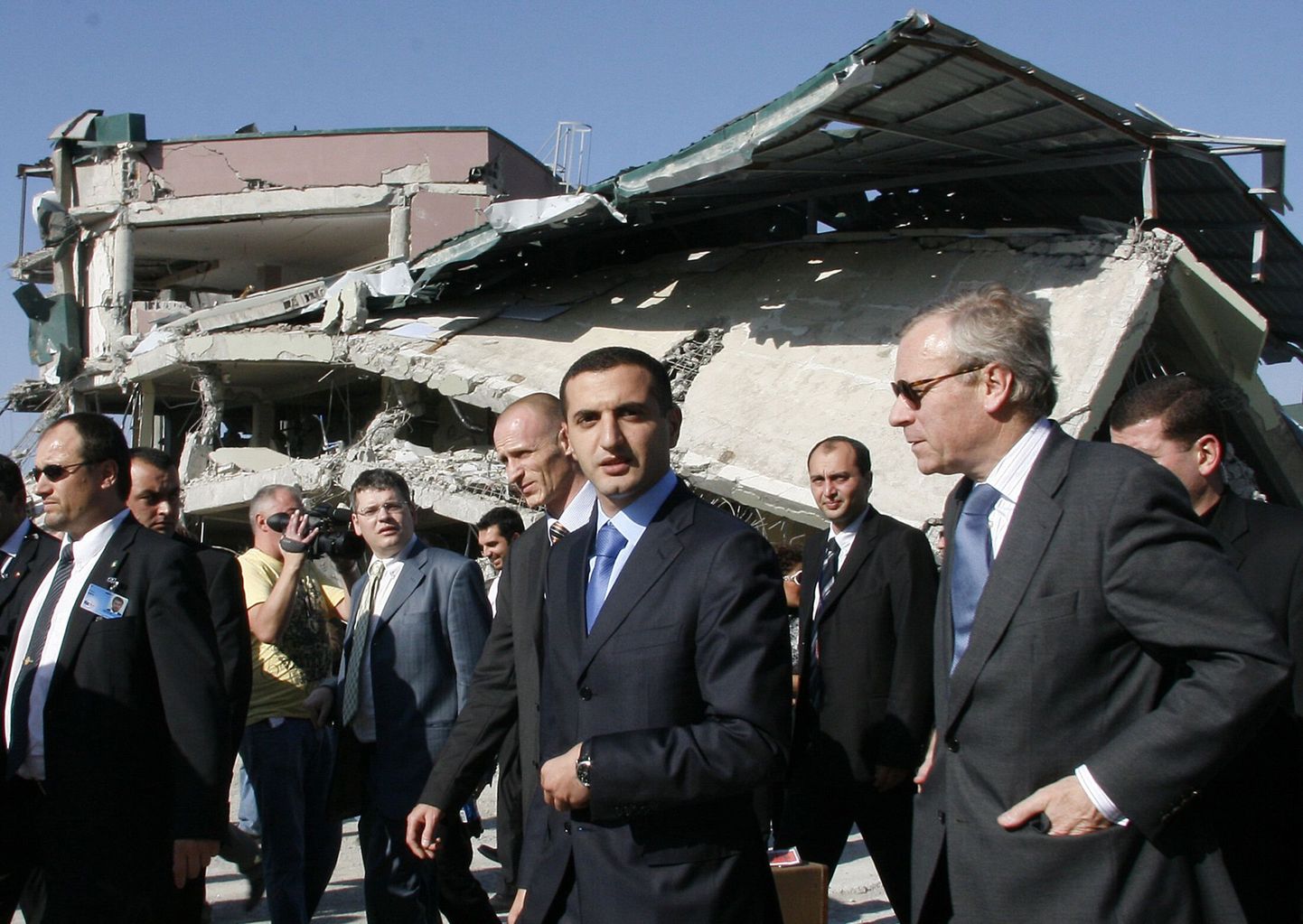 NATO peasekretär Jaap de Hoop Scheffer külastamas Gori sõjavaremeid.
