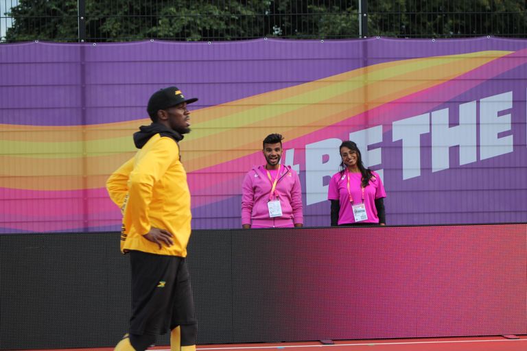  «You Made My Day!» olid neli sõna, mis kõlasid meditsiinivabatahtlik Mo, pika nimega Mohammedabbas Khaki suust, kui ta oli minult saanud foto endast koos Usain Boltiga. Sarnaseid pilte Boltist ja spordivabatahtlikest liigub veebis vähe. Ühe silmapilguga kuulsaks!