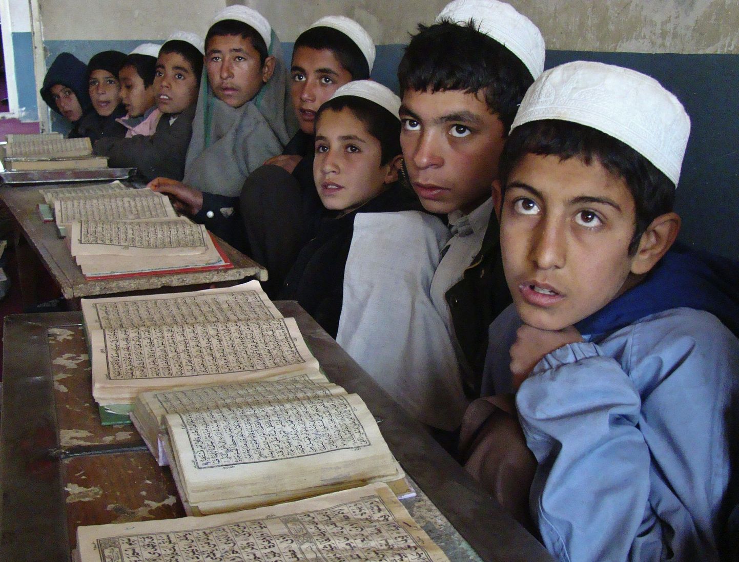 Afganistani Helmandi provintsi Lashkar Gah õpilased koolitunnis.