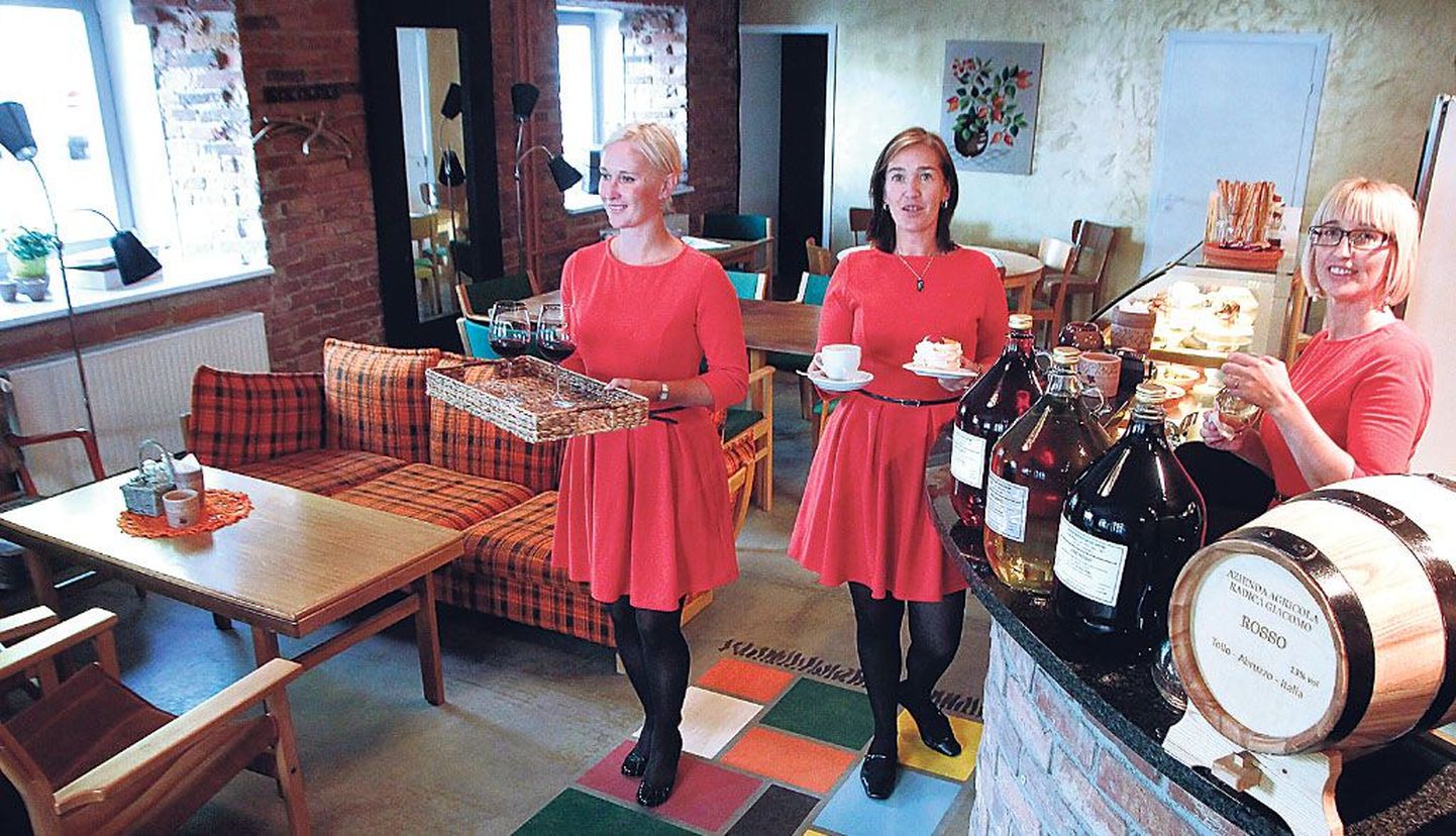 Evelin Männikust (vasakult), Merike Pilve ja Anu Lembit kujundasid veinitoa vintage-stiilis koduse paigana.