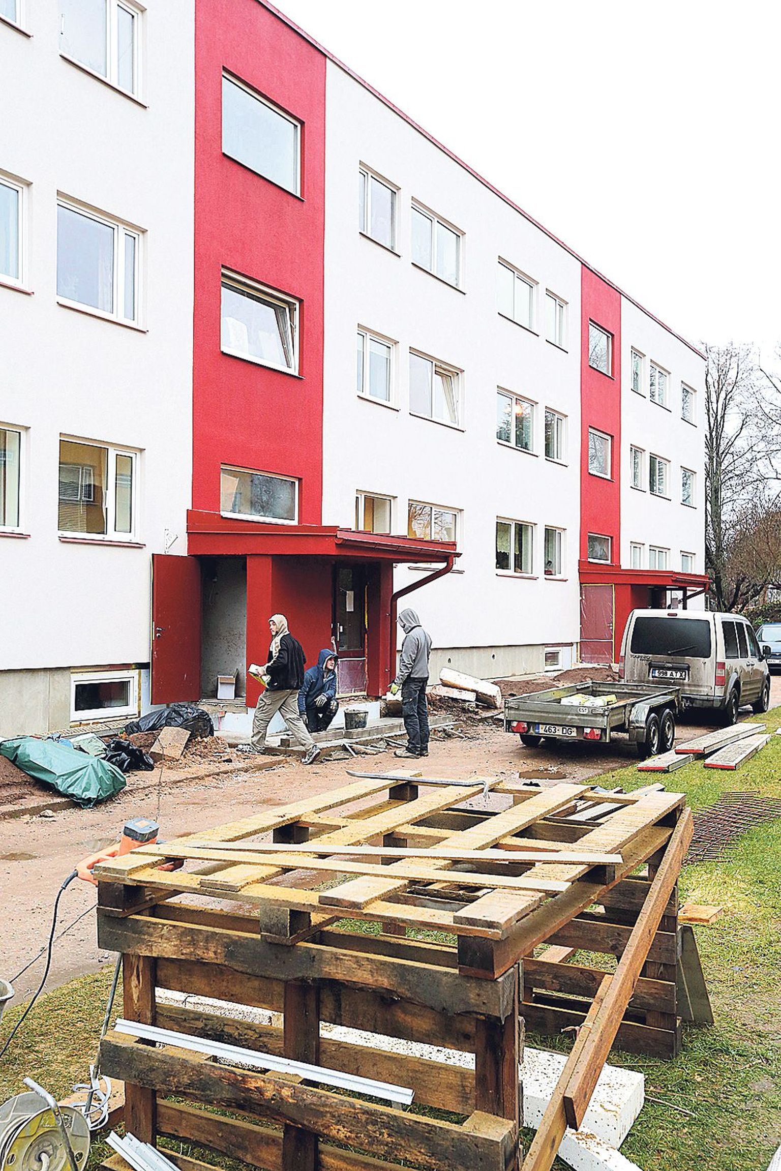 Elvas asuv Õuna 4 kortermaja on Kredexi toel põhjalikult remonditud ja valmib detsembri alguses, elutingimused paranevad seal 18 korteris. Sel sügisel sai remonditud ka kõrval asuva tosina korteriga Õuna 5.