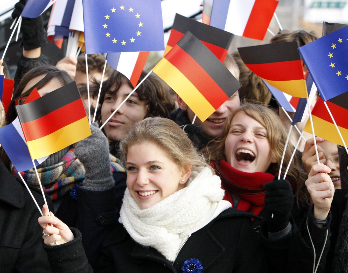 Inimesed ELi, Saksamaa ja Prantsusmaa lippudega.