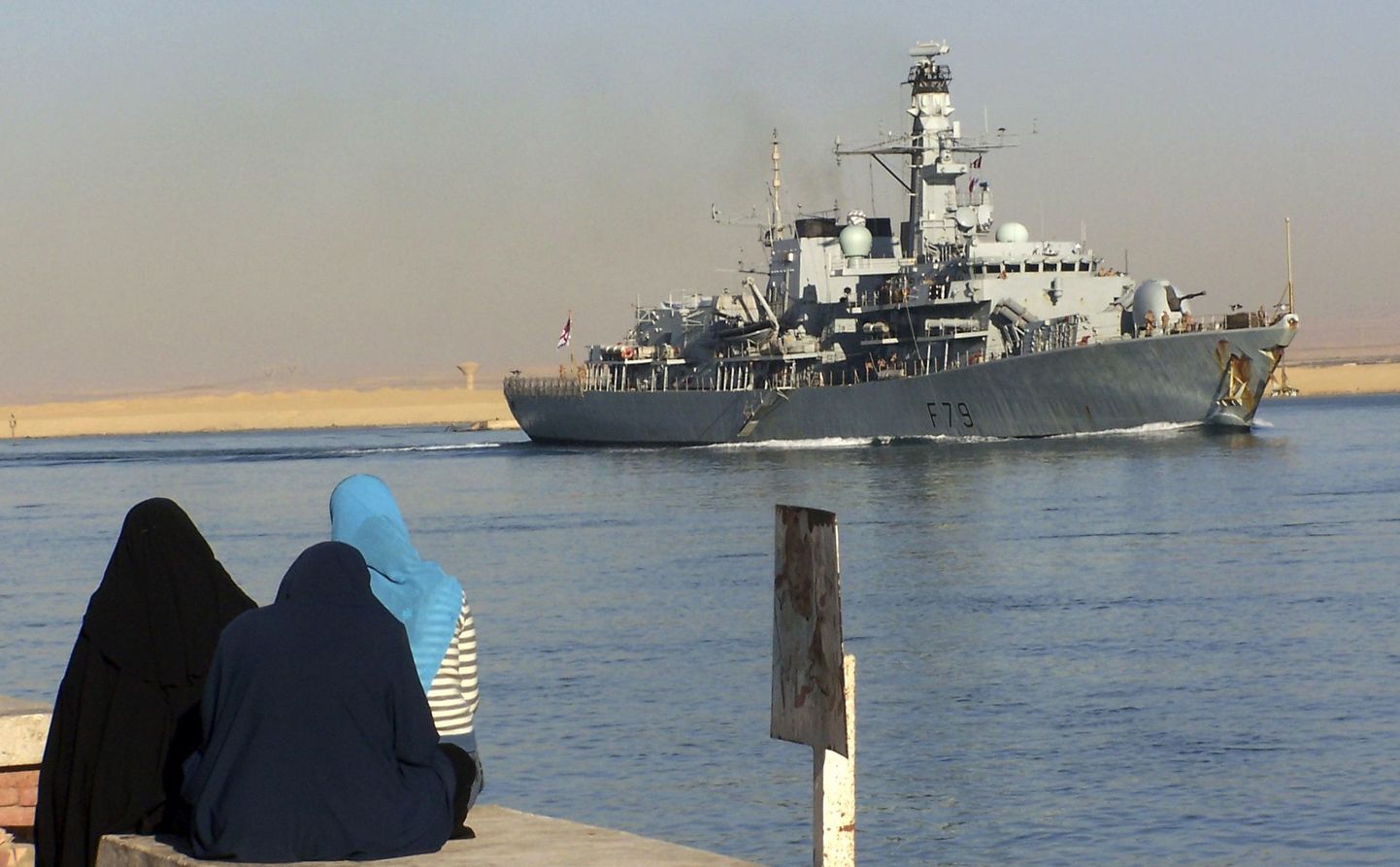 Briti sõjalaevastiku fregatt HMS Portland läbimas Suessi kanalit.
