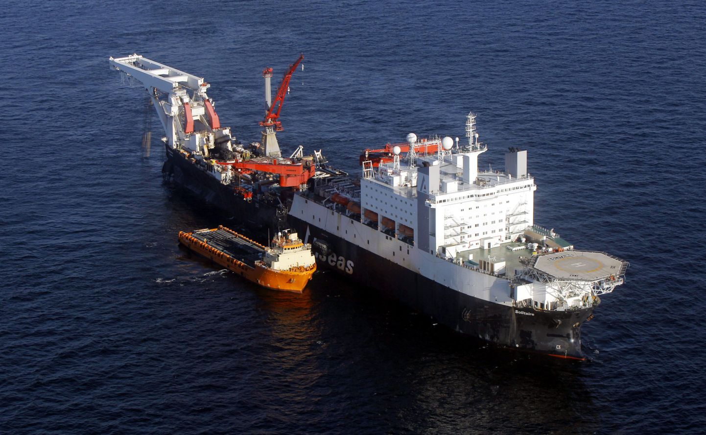 Судно Solitaire ведет укладку трубопровода Nord Stream в Финском заливе