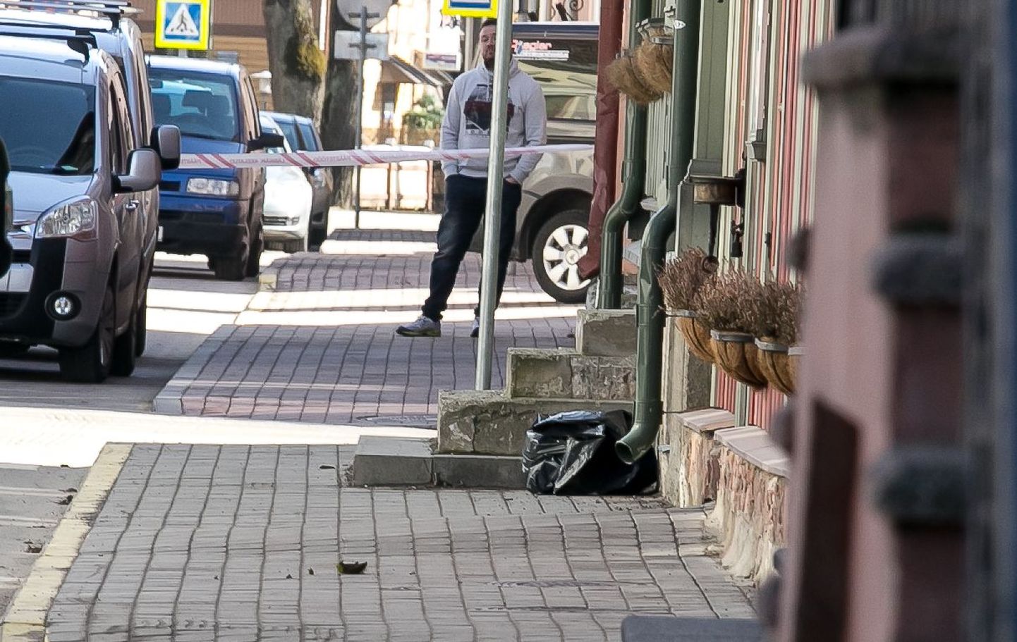 Salapärane must prügikott vallandas Pärnu kesklinnas Kuninga tänaval pommihäire.