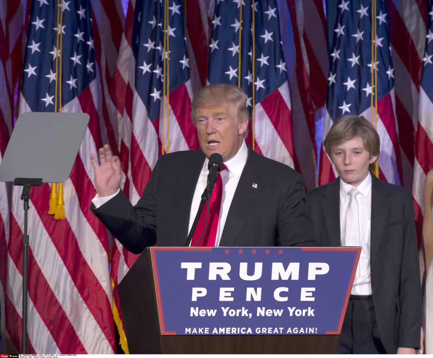 Donald Trump New Yorgis võidukõne pidamas. Paremal tema poeg Barron.