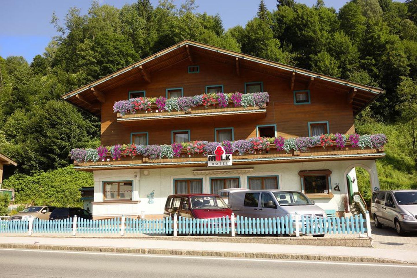 1970. aastate algul valminud hotellihoone paikneb Saalbachi küla peatänava ääres.