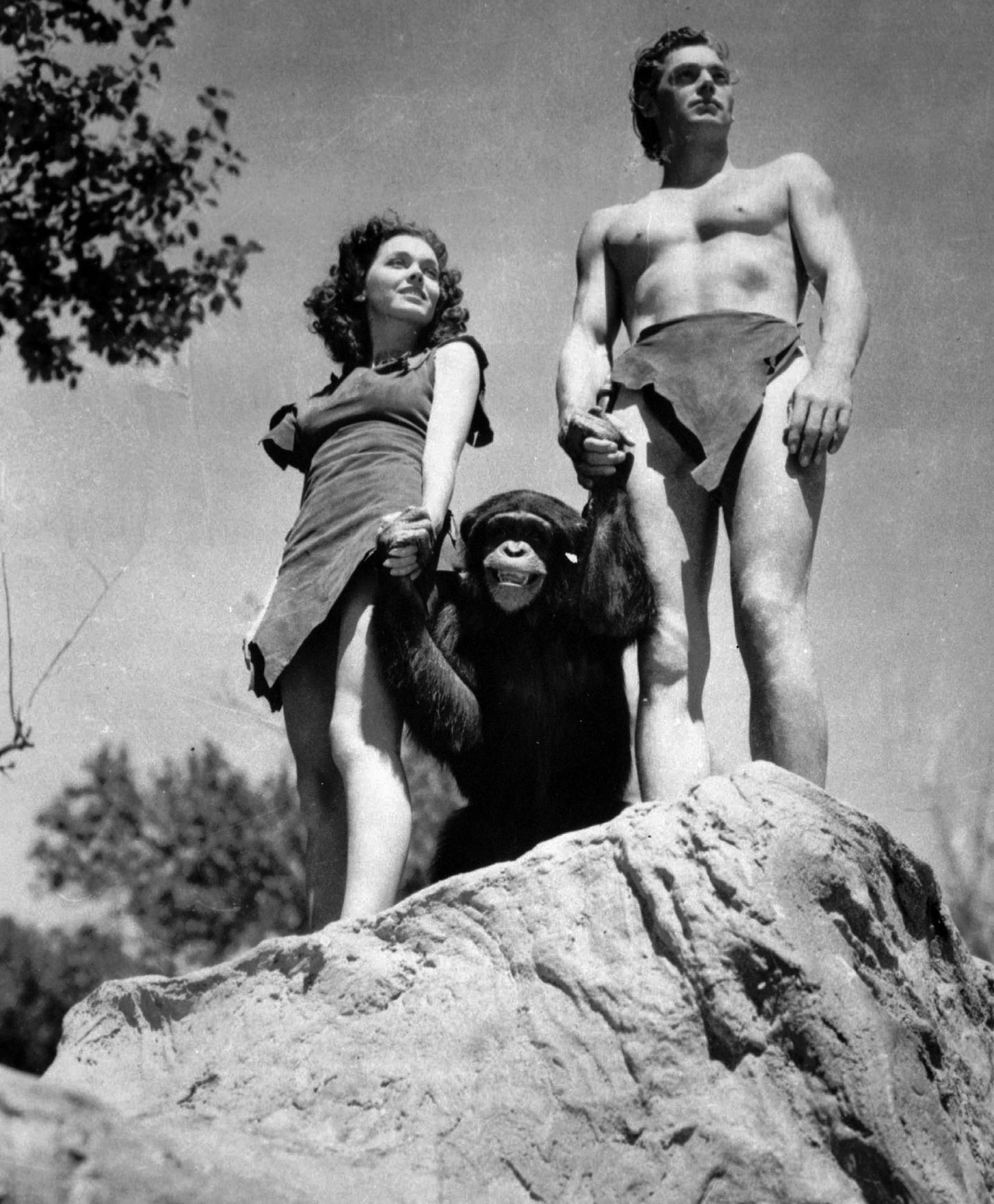 Kaader 1932. aasta filmist «Tarzan the Ape Man». Fotol Johnny Weissmüller Tarzanina, Maureen O'Sullivan Jane´ina ja šimpans Cheetah