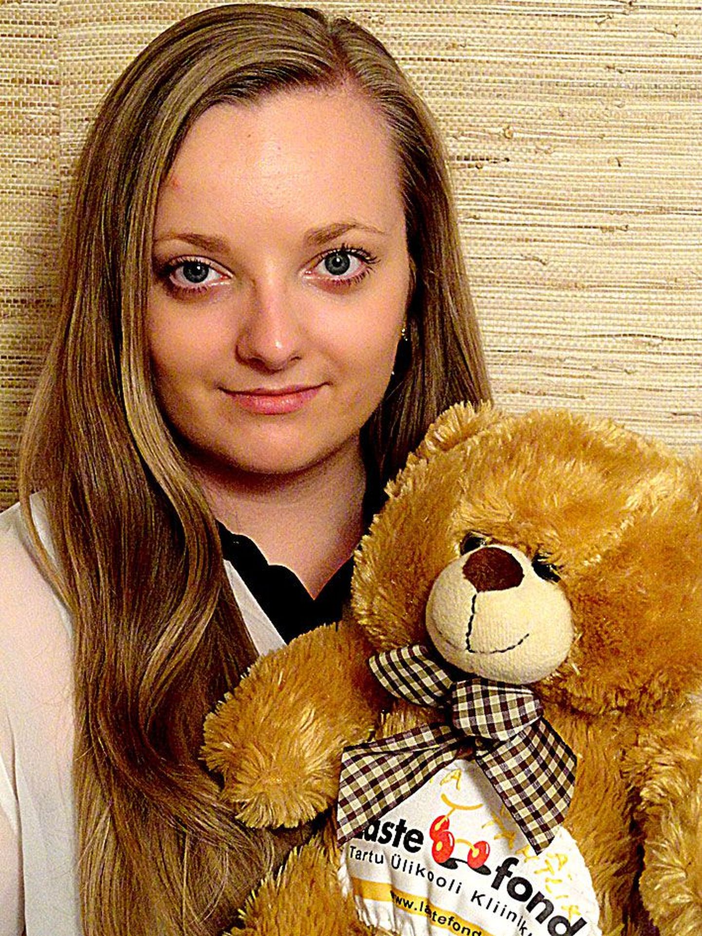 Vabatahtlik Kätlin Taimsaar sai oma valdusse lastefondi rändmõmmiku, mida ta saab hoida terve aasta.