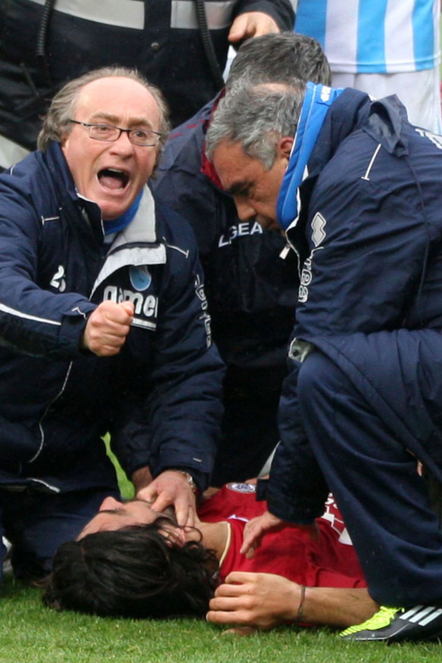 Врачи пытаются помощь полузащитнику футбольного клуба "Ливороно" Пьермарио Моросини, чье сердце остановилось во время матча в апреле 2012 года. 25-летний Моросини умер по дороге в больницу.