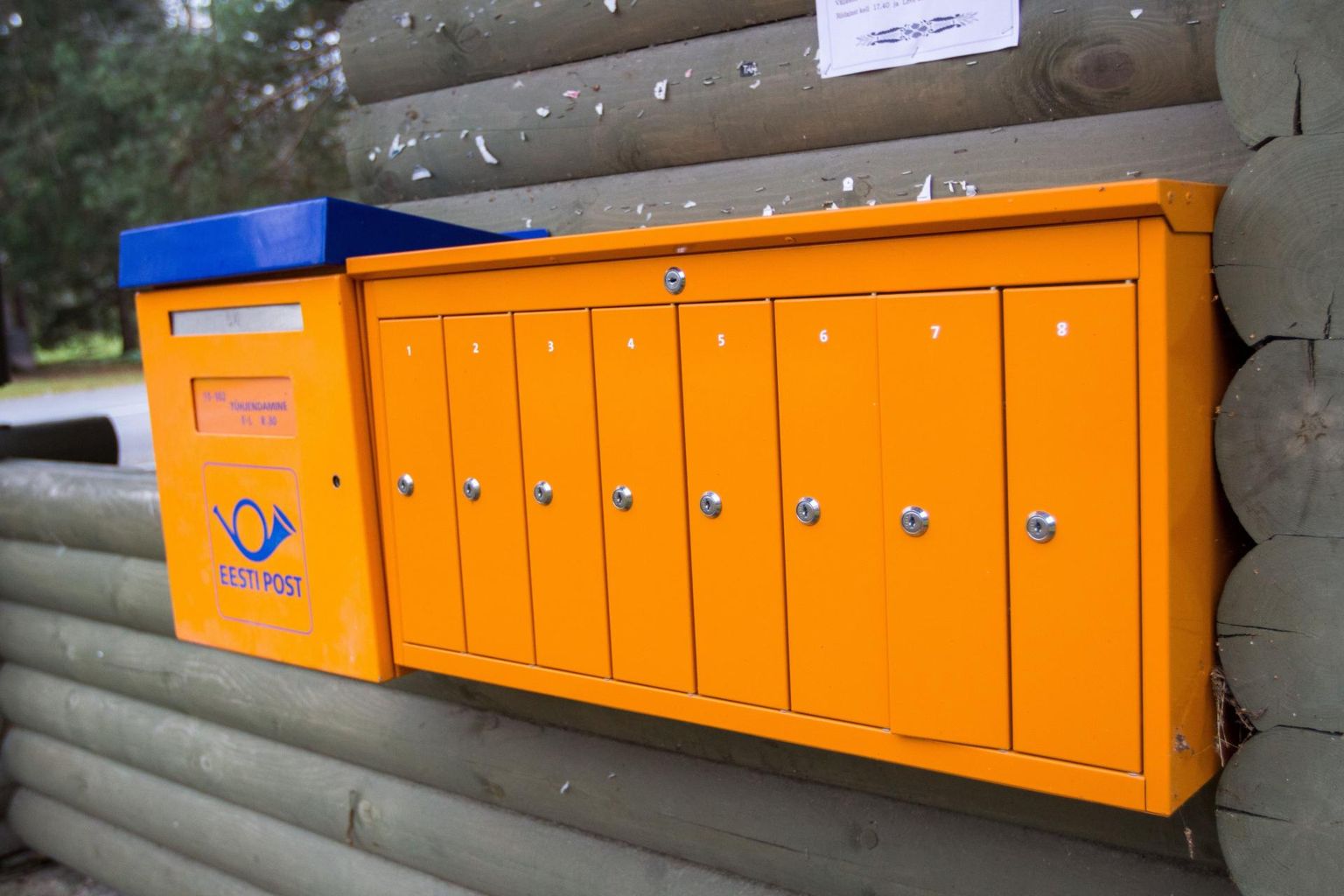 Mitme pere peale paigaldatavate postkastide valikus on kolme, viie ja kaheksa lahtriga variant.