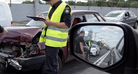 В центре Львова автомобиль въехал в толпу людей