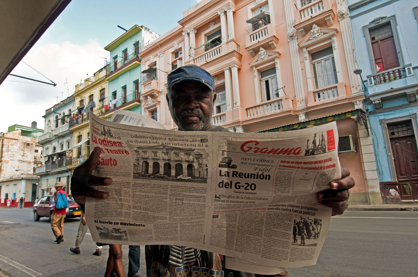 Kuubalane lugemas väljaannet Granma