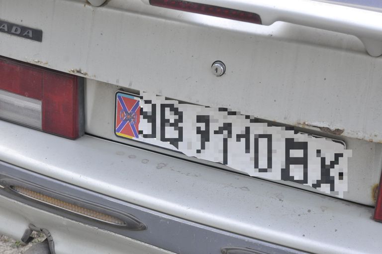 Kohalikud kleebivad autonumbritel massiliselt Ukraina lipu üle Novorossija või nn Luganski vabariigi lipuga.