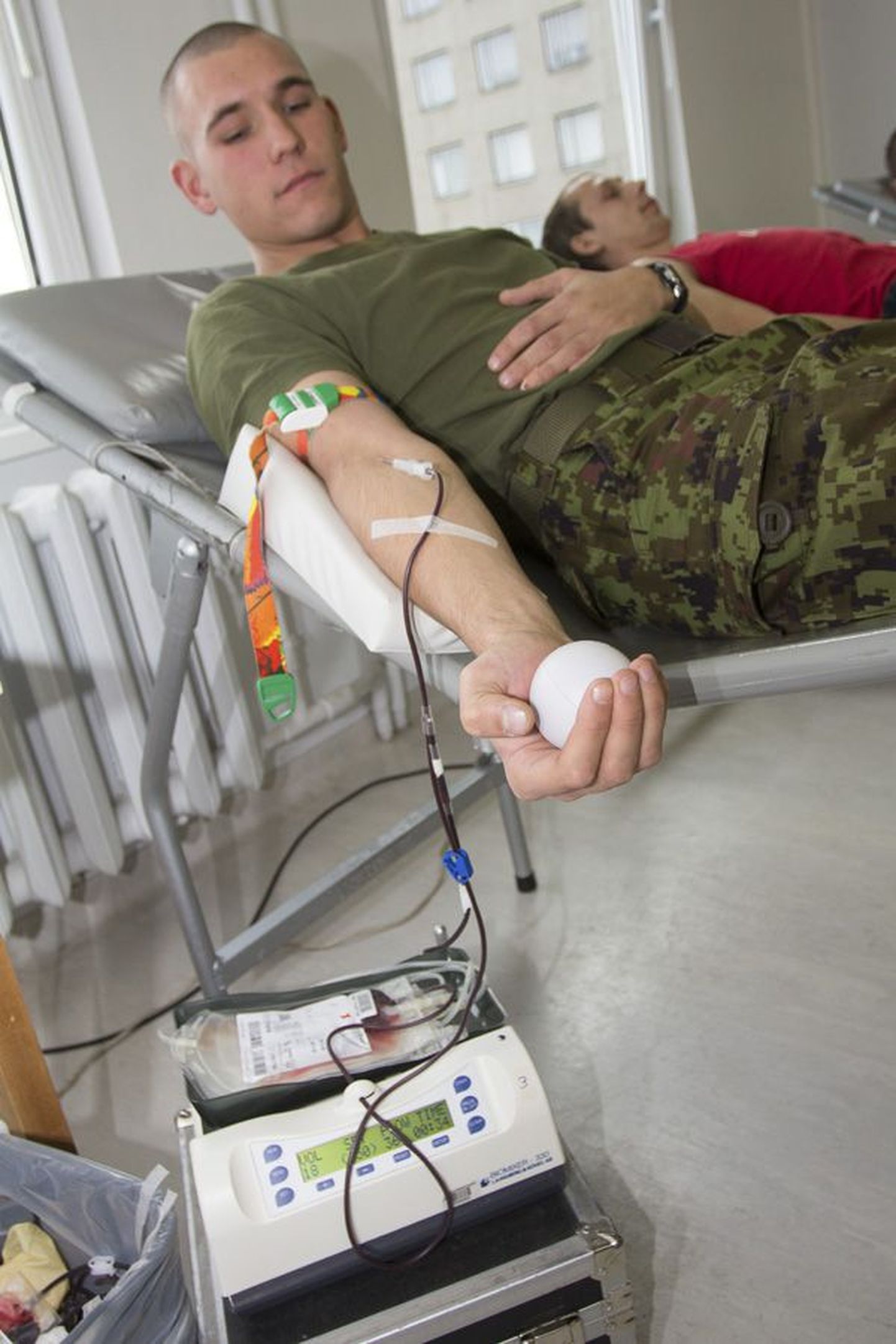 Veerandsada ajateenijat käis eile Viljandi haiglas doonoripäeval verd loovutamas.