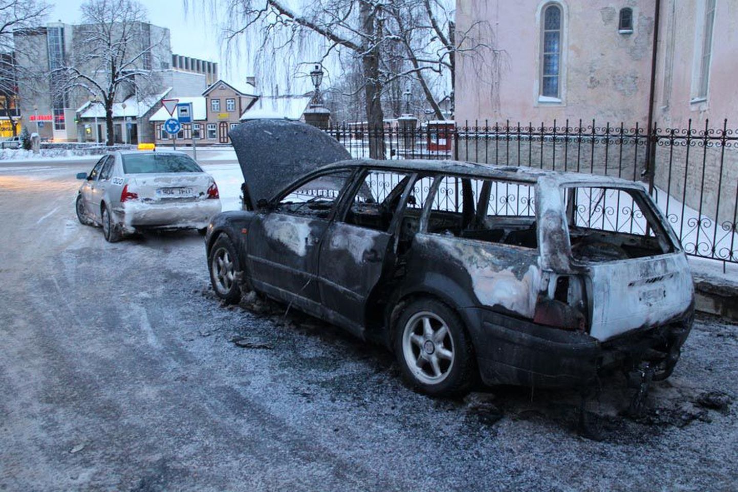 Paide kiriku lähedal taksopeatuses seisnud auto põles loetud minutitega vanarauaks.