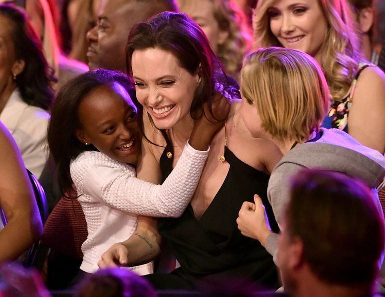 Angelina Jolie pärast operatsiooni koos tütardega Kids' Choice Awards galal