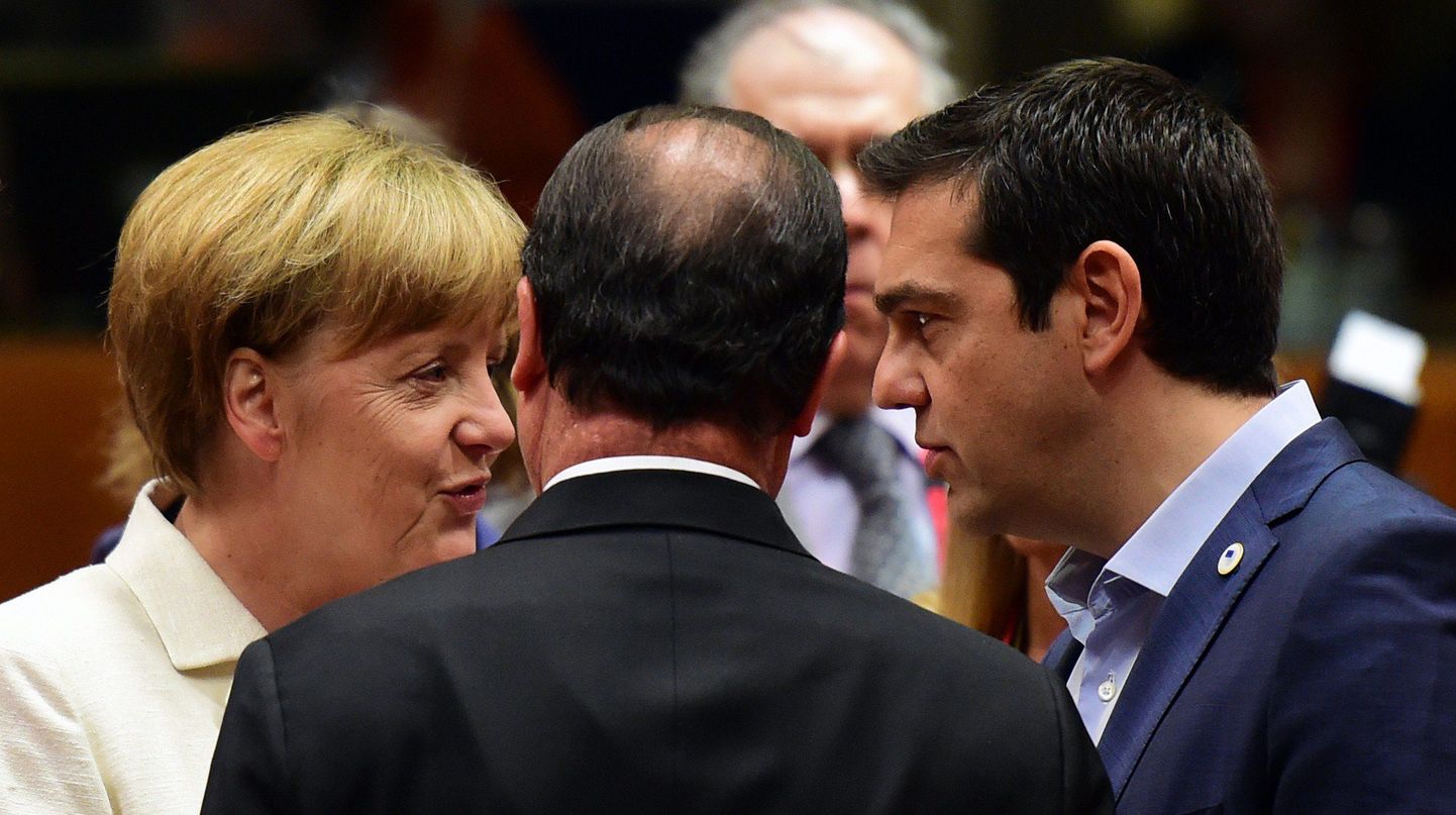 Angela Merkel (vasakul), Alexis Tsipras (paremal) ja François Hollande (seljaga)