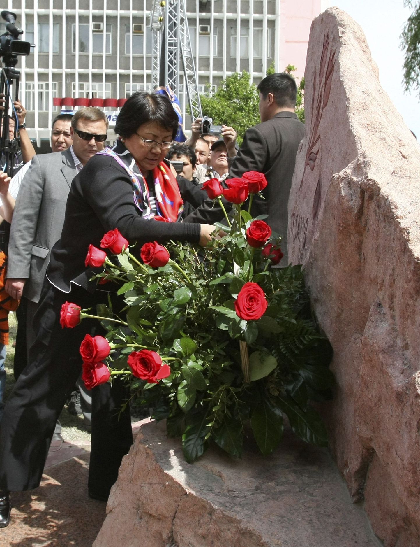 Roza Otunbajeva asetab lilli aprillirahutuste ohvrite mälestuskivi juurde Biškekis.