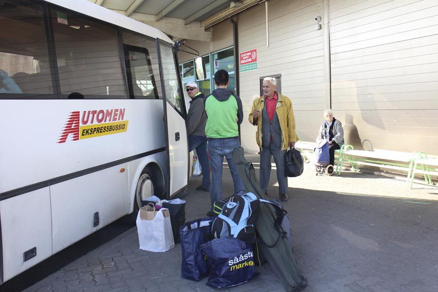 Matti Sanop (kollases) kasutab maakonnaliinibussi, et saada Viljandist oma suvekoju Võrtsjärve ääres.