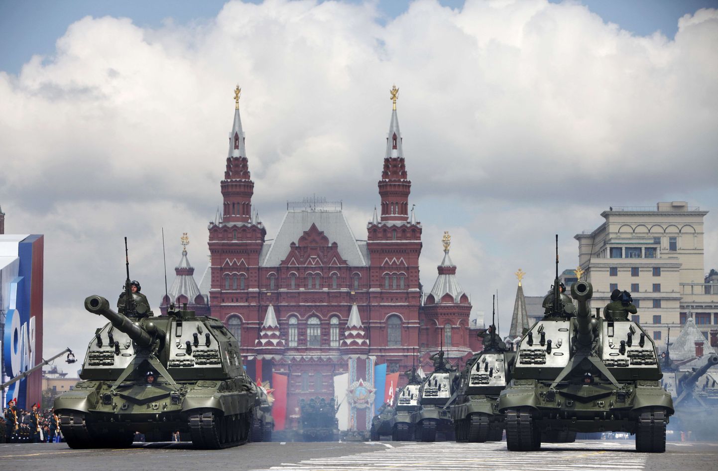 Vene tankid Punasel väljakul 2011. aasta maiparaadi ajal.