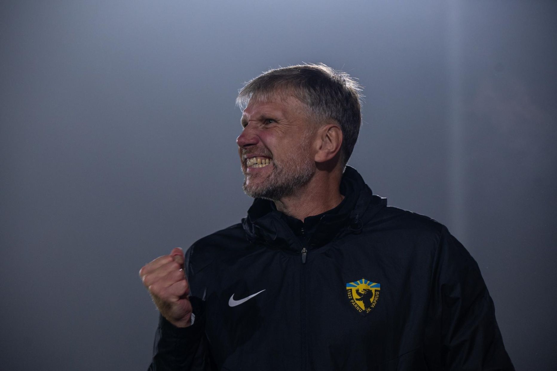 Pärnu Vapruse peatreener Igor Prins pidi emotsionaalset vutilahingut vaatama staadionihoonest, aga pärast lõpuvilet sai temagi koos meeskonnaga rusikad taeva poole visata.
