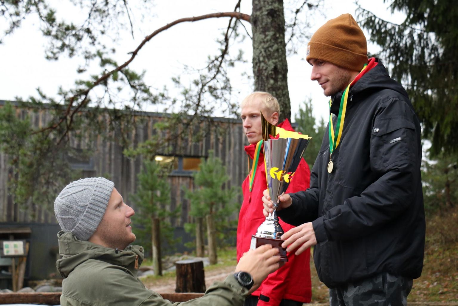 Dmitri Aristov Reinpauli maastikujooksu rändkarikat vastu võtmas.