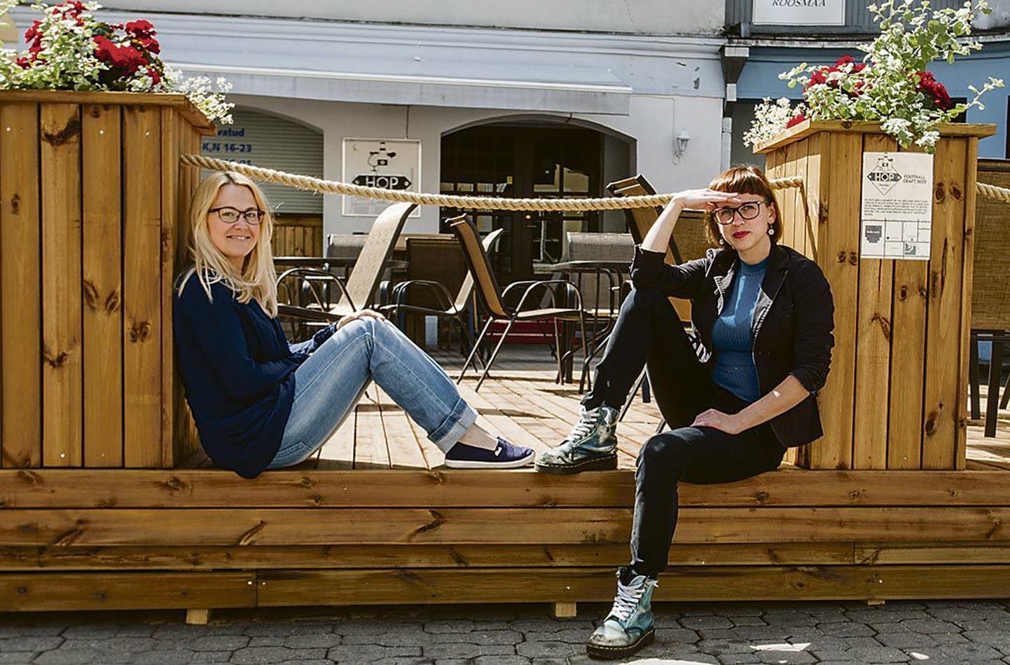 Kaks ettevõtlikku naist Andra Kalda (vasakul) ja Helen Solovjev toovad kolmel suvekuul Pärnu vanalinna raekoja ette terrassile mängima nii muusikud kui teatritegijad.