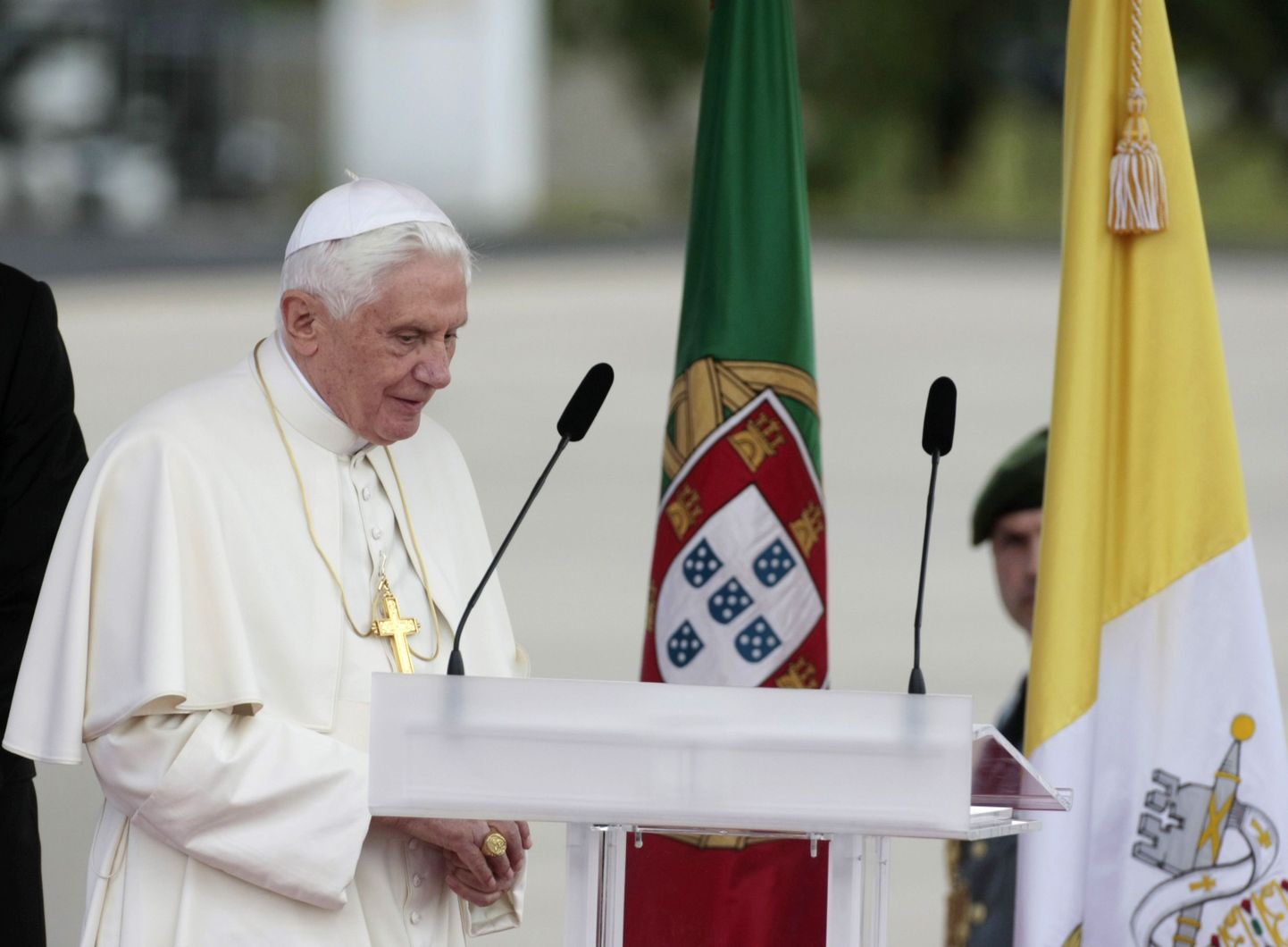Paavst Benedictus XVI täna Lissaboni Portela lennuväljal.