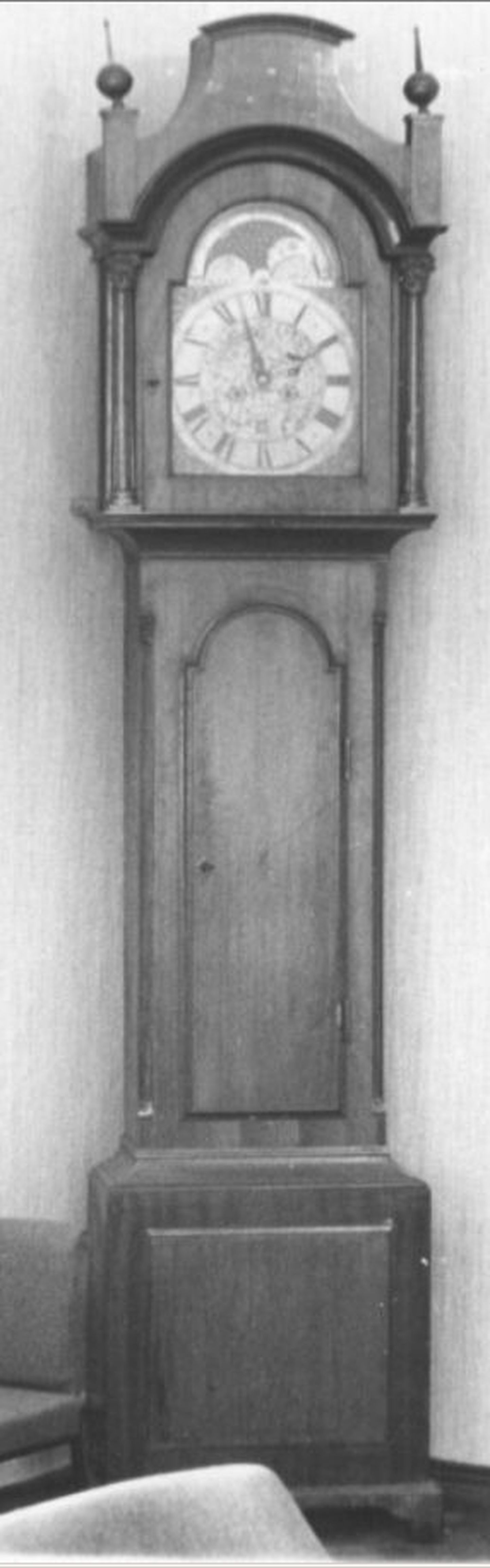 Põrandakell, Inglise töö, 18. sajand (puu, metall), kunstimälestis, arvel 20. juunist 1995, asukoht tuvastamata.