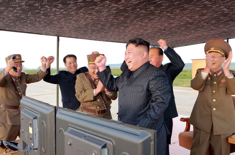 Kim Jong-un koos kaasvõitlejatega eduka katsetuse üle rõõmustamas. Foto: AP/Scanpix