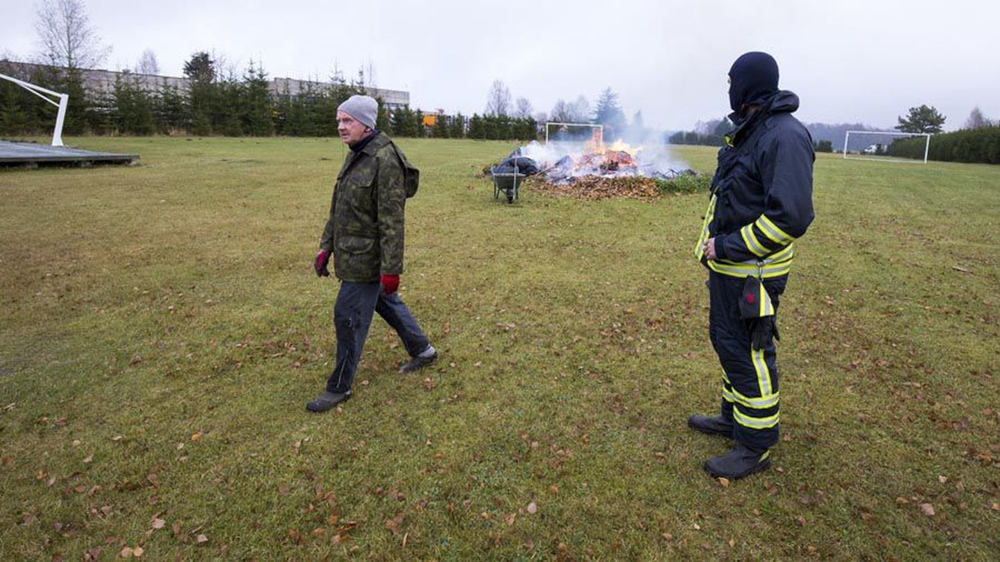 Oksi põletanud Jaak Oja (vasakul)  sai päästjatelt üllatusvisiidi.
