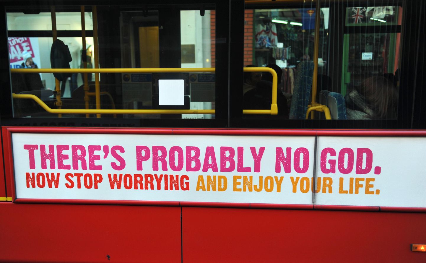 Briti ateistide kampaania. Kiri plakatil: «Jumalat pole arvatavasti olemas. Lõpeta nüüd muretsemine ja naudi oma elu.»