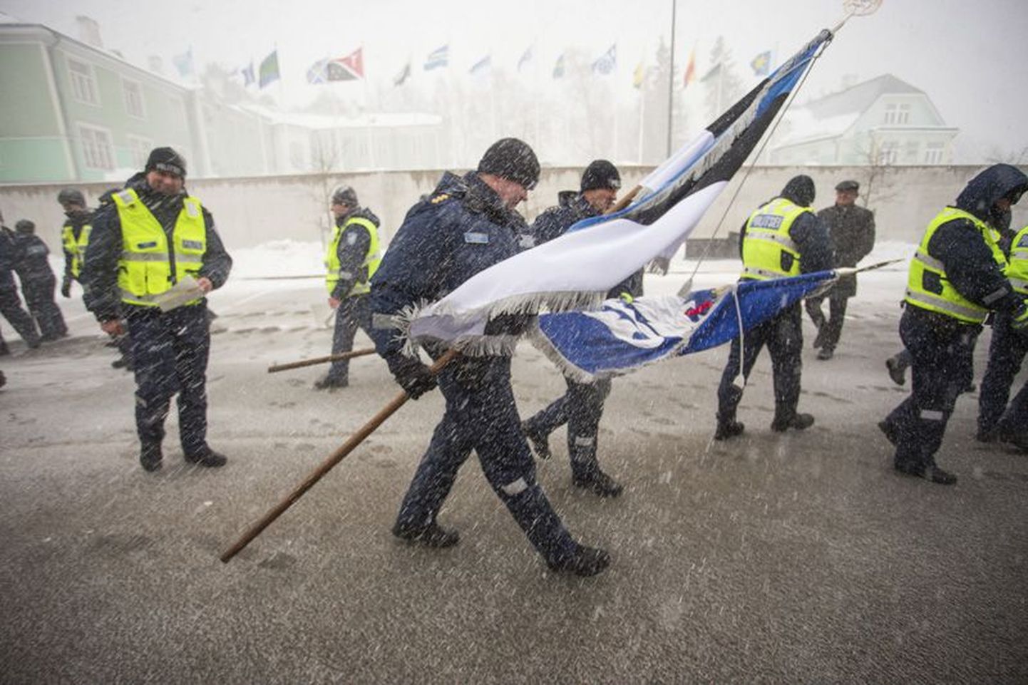 Rakvere politseijaoskond tähistas lumesajus Eesti vabariigi aastapäeva.