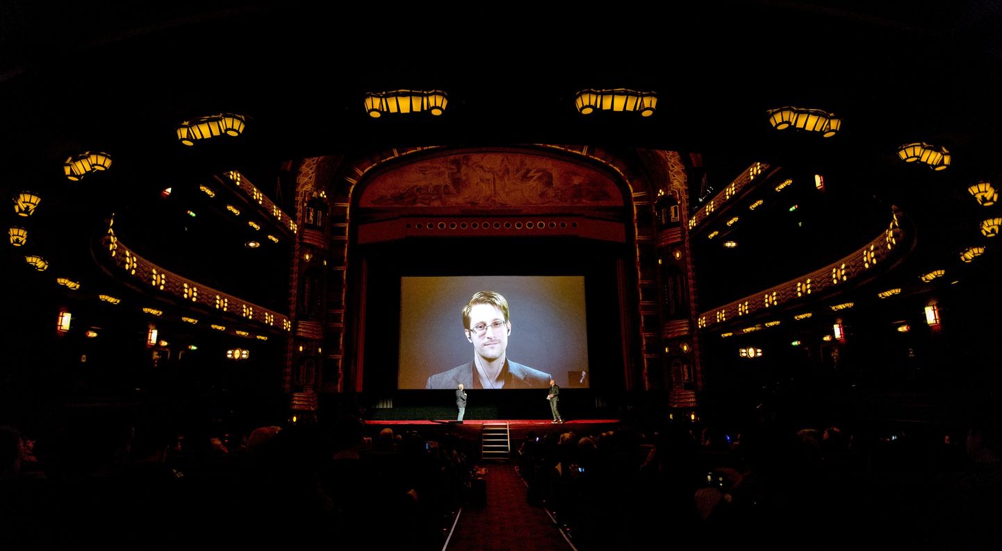 Edward Snowden videoekraani vahendusel Amsterdamis esinemas.