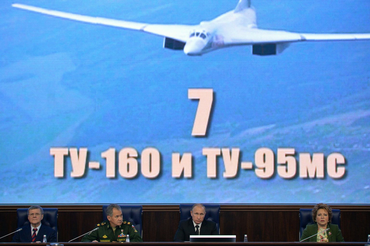 Idanaaber ja nende hirmutusvahend: Vene peaprokurör Juri Tšaika, kaitseminister Sergei Šoigu, president Vladimir Putin ja föderatsiooninõukogu juht Valentina Matvijenko strateegilise pommitaja pildi taustal.