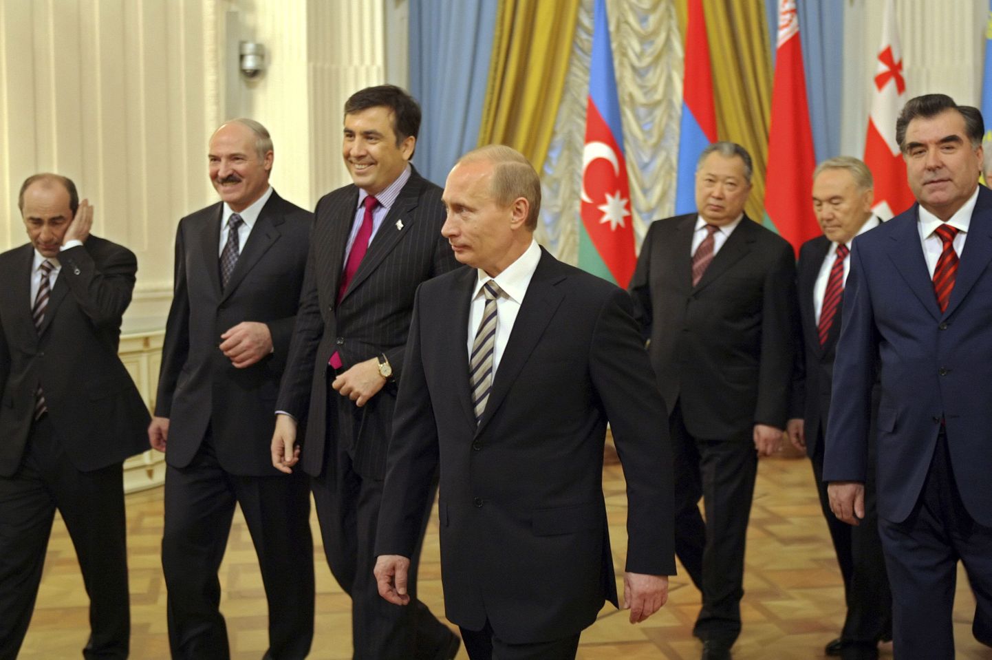 Putin ja Saakašvili veel sõbralikult koos SRÜ juhtide kohtumisel tänavu veebruaris.