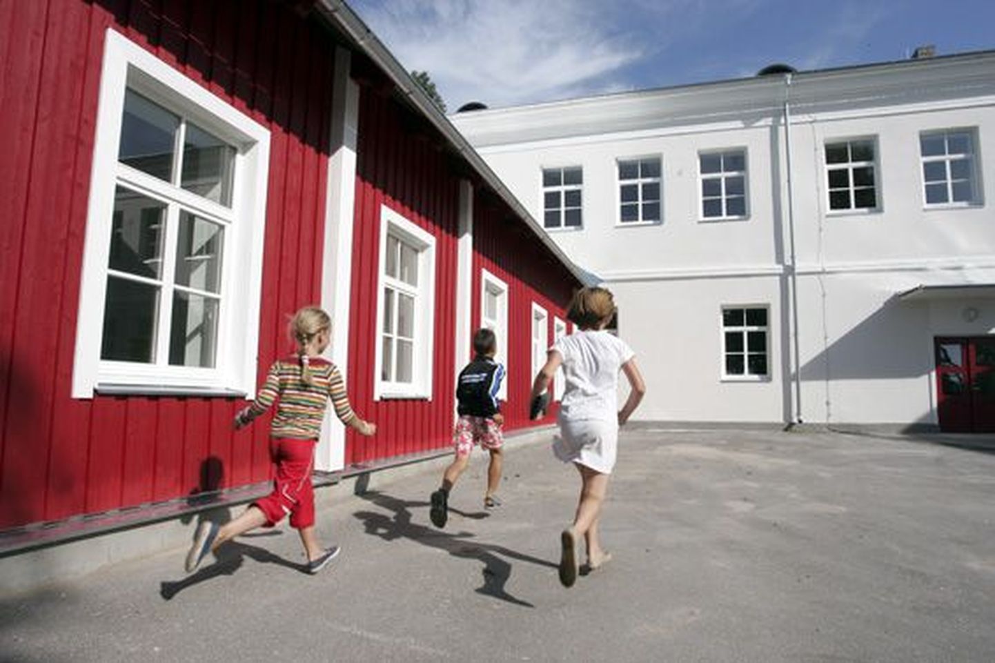 Väike-Maarja gümnaasiumi õpilased vast uuendatud algklasside koolimaja juures.