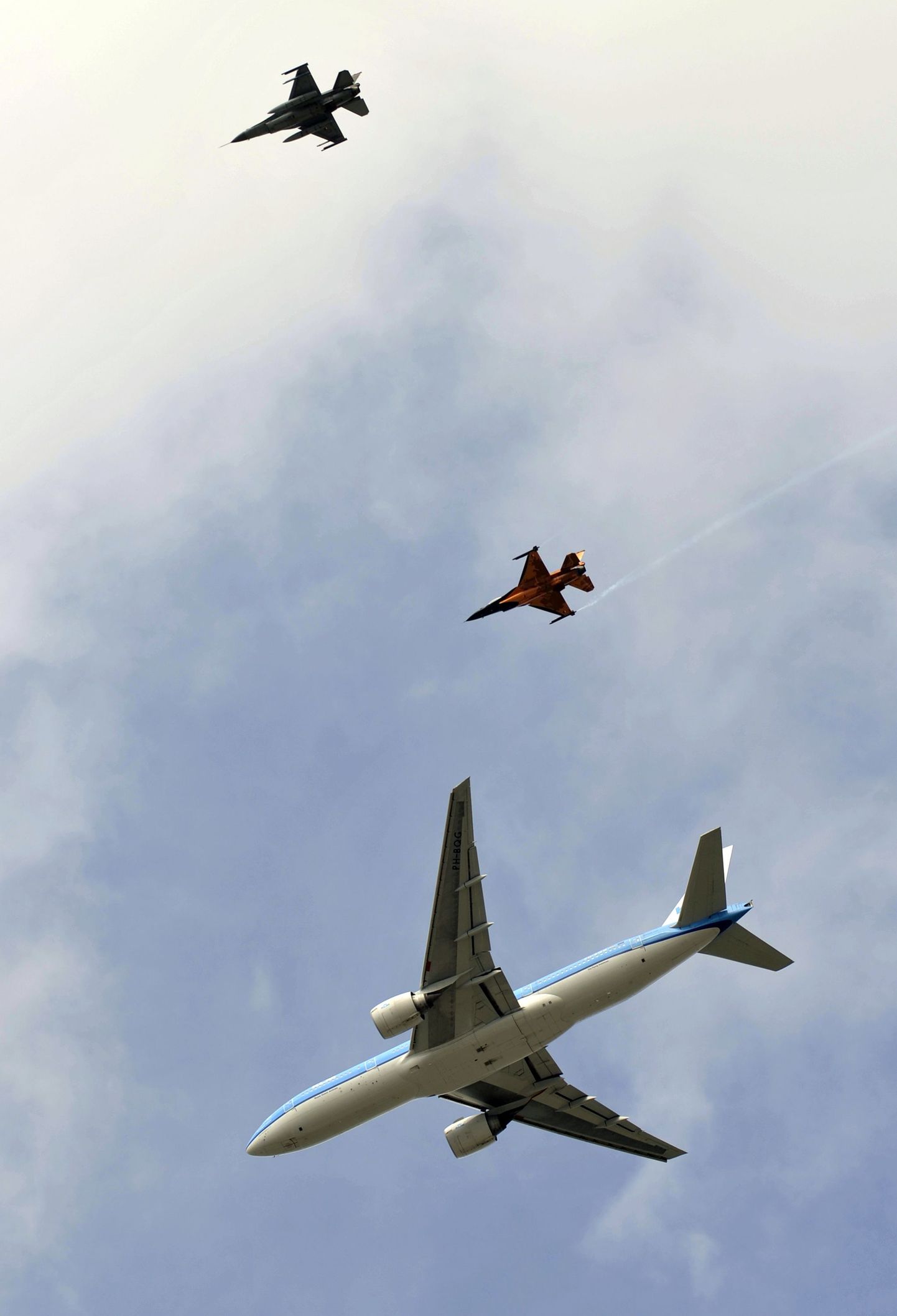 Hollandi õhujõudude hävitajad eskortimas 2010. aastal Schipholi lennujaama saabunud reisilennukit.