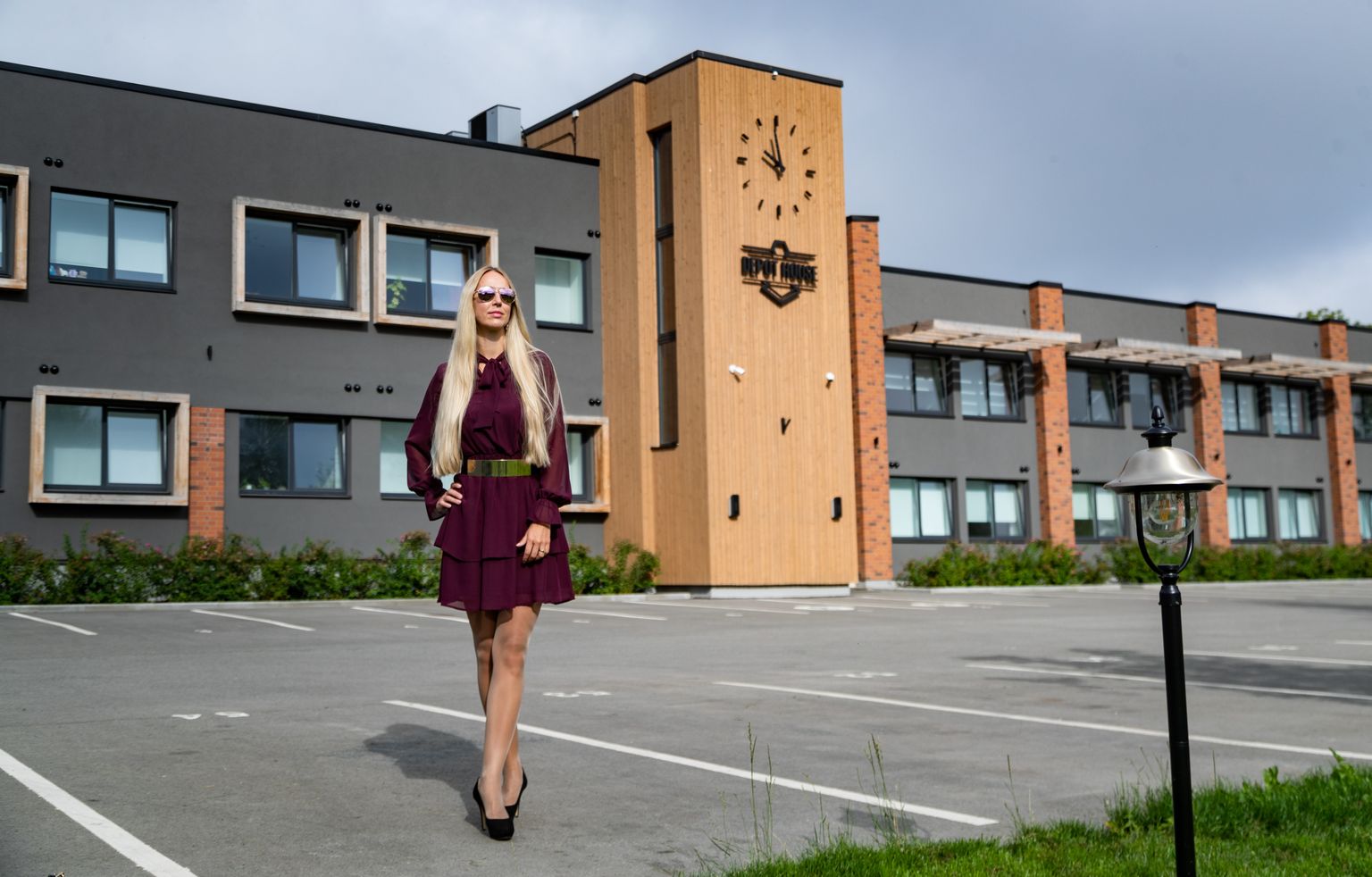 Karin Vinkel oma üürimaja juures Juurdeveo tänaval. Arendaja sõnul ei ole hea kinnisvara omanikud hinnasurvet eriti tundnud.