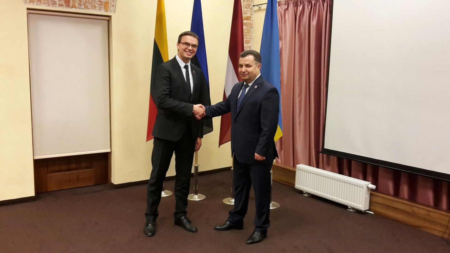 Kaitseminister Sven Mikser kohtumisel oma Ukraina kolleegi kindral Stepan Poltorakiga.