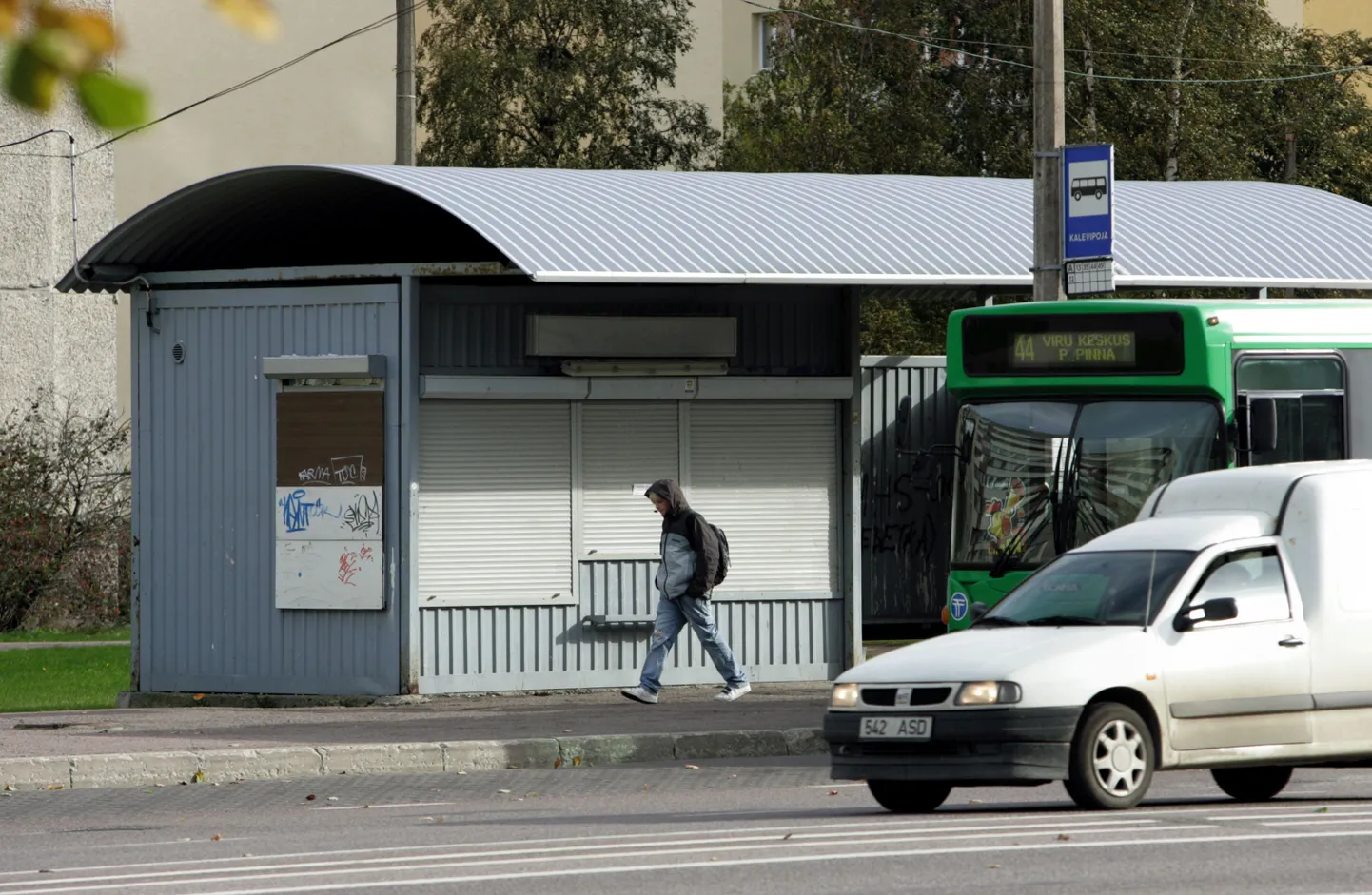 Закрытый киоск на автобусной остановке