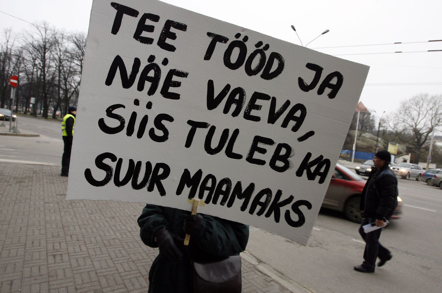 Maamaksu tõusu vastane pikett Tallinna linnavalitsuse ees.