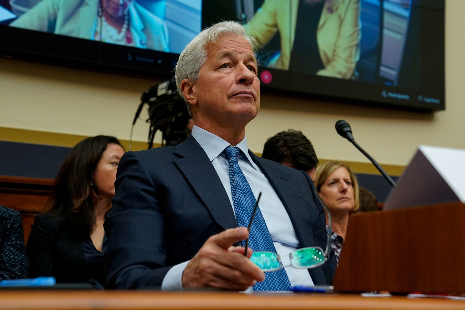 JPMorgani juht Jamie Dimon ütles, et maailma ja USA lähevad vales suunas. Vaja on suurendada investeeringuid nafta- ja maagaasitööstusesse, kuna need saastavad kivisöest vähem ajal kui kõrge hinna tõttu võtavad paljud riigid taas kasutusele kivisöe.