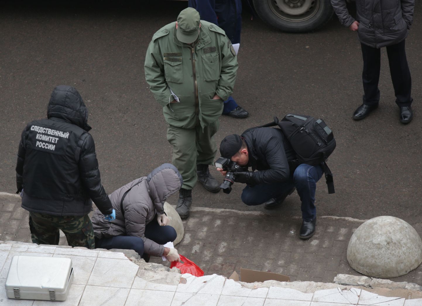 Правоохранители возле станции метро «Октябрьское поле».